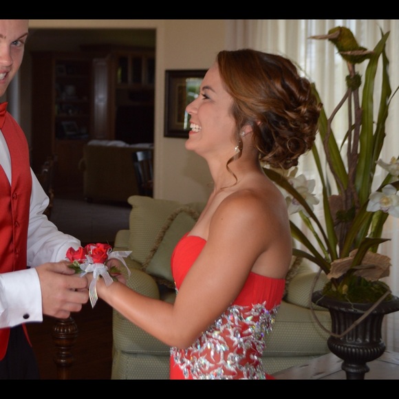 Wore this dress to prom few years ago. - Picture 8 of 8